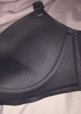 第一次买这个牌子的内衣  觉得好好穿哦  不会有疙瘩感。码数我觉得挺准的。