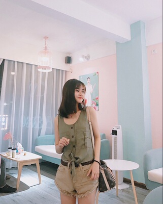 军绿色颜色很正 有点帅气，搭短裤一套买的  上身超级瘦~男朋友一直说好看好看，开心死了 哈哈