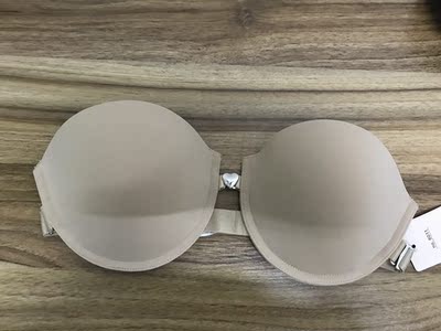 肤色夏天很好配衣服，穿着不掉，里面应该是棉的，穿起来很舒服，聚拢效果不错，而且有送透明肩带，背带更换，还能加挂脖，这点很贴心！！！