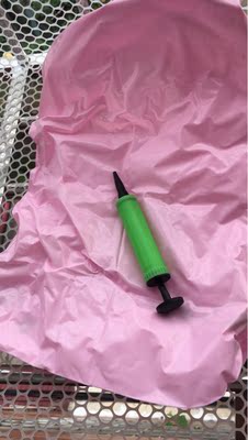 物流快 所谓的大沙盘实际很小 只有50cm长 30Cm宽的样子 不适合小朋友在家玩 我家仔在家玩半个小时我搞了半个小时的卫生 沙子一粘到地上 好粘 拖把根本脱不掉 用布擦也不行 后面是用水洗的 沙子很容易变少 刚开始放的两包 收起来就只有一包半不到了 搞卫生也没有那么丢掉的沙子 不知道怎么回事 模具挺多的 打气筒过于袖珍 打个那么小的沙盘至少要5⃣️分钟 不知道是我家小朋友太调皮了还是确实没那么好用 图片是所谓的大沙盘 近距离照出来都很小 打气筒 习惯好评 物流快 所谓的大沙盘实际很小 只有50cm长 30Cm宽的样子 不适合小朋友在家玩 我家仔在家玩半个小时我搞了半个小时的卫生 沙子一粘到地上 好粘 拖把根本脱不掉 用布擦也不行 后面是用水洗的 沙子很容易变少 刚开始放的两包 收起来就只有一包半不到了 搞卫生也没有那么丢掉的沙子 不知道怎么回事 模具挺多的 打气筒过于袖珍 打个那么小的沙盘至少要5⃣️分钟 不知道是我家小朋友太调皮了还是确实没那么好用 图片是所谓的大沙盘 近距离照出来都很小 打气筒 习惯好评