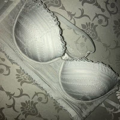 平时穿75c。买这款差不多刚好 不紧不松很舒适 轻微空杯 调节带子就OK了   款式喜欢 很漂亮 材质有一些味道 希望材质是安全健康的呀！ 蕾丝美丽 价格不美丽 希望能多些优惠。哈哈。会回购的