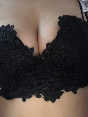 好看，我是通过朋友介绍的，很好穿，柔软细腻，也很托胸，价钱也真的是便宜