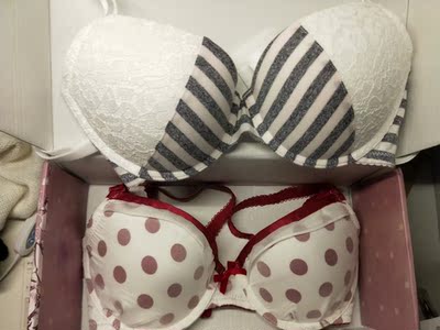 第一次买，感觉面料挺舒服的，买了两件红色这件有点小瑕疵，就是罩杯这感觉有点被压歪&hellip;&hellip;emmm&hellip;还有就是本来穿75的我穿起有点大，不过罩杯是合适的