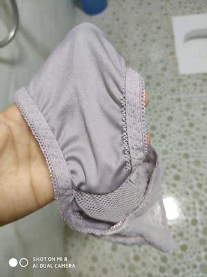 宝贝摸着很舒服，质量很好，颜色也喜欢，平胸的我不空杯很合适，唯一的不足就是内裤内衬那里，做工不好