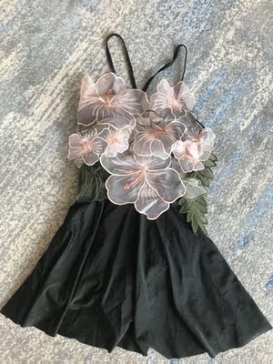 超级无敌好看啊，比图片上看起来好看，胸托这个处理特别合适，不会看起来怪怪的，又保守又可爱，完美完美，就是还没下水洗，不知道掉不掉色，应该不会，颜值真的超级赞，162，106，买的L码，合适，一开始还怕嫌小呢，完全不会，想买的小可爱别犹豫啦，好久没打这么字的评论了，说明这件泳衣超级赞的👍