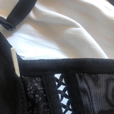 渣渣渣，不知道哪里刷出来那么多好评的，买来第二次穿，钢圈出来了，而且尺码偏小，平常穿这个码子的正好，买的这勒的很，内裤根本没法穿，反正洗了一下，轻微掉色，打开包装还有味道，内衣上还都是线头，确定这是都市丽人正版？客服让我退回去，这是内衣，又不是别的东西，这么私密的东西，怎么可能寄