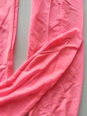 材料是冰丝的，丝滑丝滑的，弹性也不错，关键是连裤袜的设计，很独特，可以当袜子穿，还有裆部拉链的设计，很方便的哦