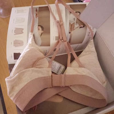 穿着很舒服，一直都喜欢这种没有束缚的感觉😊 虽然超级不好扣  但是因为颜值和质量也超爱了，物流也很快哦