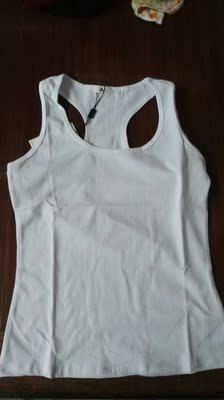 看着,摸着背心是面质的,不低胸,露肚脐,短款式,好 看着,摸着背心是面质的,不低胸,露肚脐,短款式,好