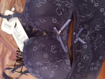 宝贝很好哦设计的很好 蕾丝可拆卸下来 一百分满意 吊牌商标齐全 好 好 好！