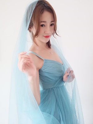 每次拿到衣服，试穿时候先拍一组～没有背景，只有美裙🌹大爱这款湖蓝色长裙，穿上有礼服的赶脚，露的也是刚刚好😁