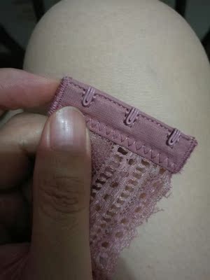 因为是小胸，夏天穿聚拢型的内衣实在是热，所以买了这种。总体还是挺舒服的，就是后面挂钩这里棱角有点磨皮肤，所以好感度下降了一点。这点瑕疵实在是懒得退换。