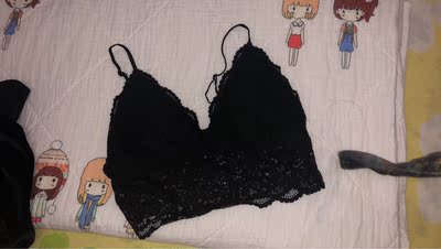 无钢圈无胸垫，弹性的没有扣，看起来感觉挺大，结果还好。挺舒服