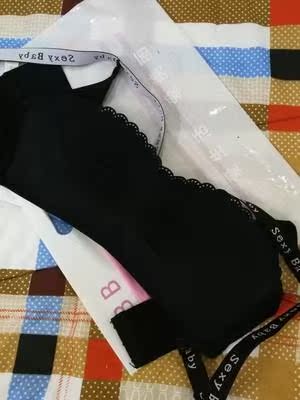舒服又无痕迹 ?摸着很舒服 最让人感觉心里舒服的是价格真的很便宜。下次还会继续光顾哈? 非常满意哦，内衣柔软无钢圈，面料摸起来手感非常好，外观很精致，看起来很上档次，而且内衣都是独立包装的，一点色差都没有，颜色特别合我心意，摸上去滑滑的特别舒服，质量很好，一穿上就让人感觉爱不释手，真的很舒服很贴身，也不会空杯，聚拢效果特别好，各位亲可以放心购买