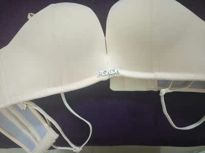 内衣跟描述的一样，卖家还贴心送了透明肩带和加宽带，很赞！👉❤❤❤