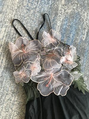 超级无敌好看啊，比图片上看起来好看，胸托这个处理特别合适，不会看起来怪怪的，又保守又可爱，完美完美，就是还没下水洗，不知道掉不掉色，应该不会，颜值真的超级赞，162，106，买的L码，合适，一开始还怕嫌小呢，完全不会，想买的小可爱别犹豫啦，好久没打这么字的评论了，说明这件泳衣超级赞的👍