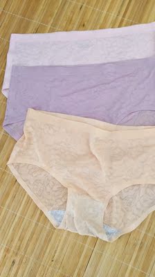 很滑。包装很好看。快递很给力。很快就收到了。价格好优惠。