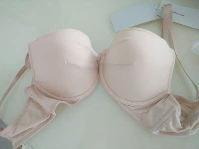 优点，穿着很舒服，面料不错，大小合适，不勒，没有空杯，抬胳膊，稍微活动也没有跑，肩带不滑，物流挺快。 缺点，文胸下围的曲线和我的胸下方不贴合，内衣的弧线拐得太陡了，我的胸下曲线线条都比较缓和，我简单画了一下，不碍事，毕竟人胸型都不一样，不可能完美贴合我，聚拢和提拉力一般不强。 实际颜色比我拍的稍微深一点。