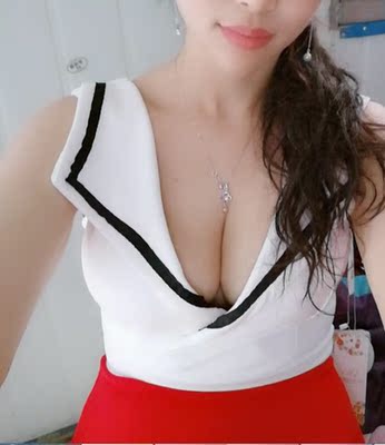 衣服真的很性感 很显身材 ,显瘦,物廉价美,质量真的很好,一次性买了几件,小性感,相当满意 衣服真的很性感 很显身材 ,显瘦,物廉价美,质量真的很好,一次性买了几件,小性感,相当满意