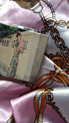 这个快递简直了！！前天下午下单第二天上午就到了！！真快，我都没反应过来~稍微有点暗没那么粉，但是显得质感更好~穿起来很服帖，超级舒服~赞赞~谢谢店家送的小东西我很喜欢虽然那条丝巾丑~~(♡˙︶˙♡)