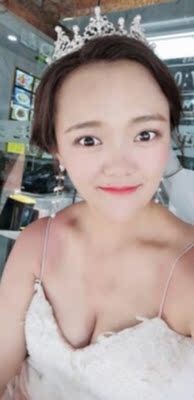 拍照的时候做各种动作都没有影响，很方便，也很粘，穿了一天都没有滑落，一开始还以为用了之后就不粘了，一次性的，晚上回来之后取下来特意还用手摸了一下发现还是很粘，感觉还可以用好几次都可以，完全没问题。我很喜欢店家这款产品，穿在身体没有沉重感，反而很舒服一点感觉都没有，聚拢效果也是非常不错的，之前看有的买家说会掉，我怎么感觉一点都不会呢，我之前买过这款都穿几次了~也谢谢的店家送给我的小礼物，很喜欢哦，加油，以后会常来的。每次穿着出去玩都很放心也很舒服，完全不用担心掉这个问题的，穿戴还是要讲究方式的哦，我感觉穿好了是绝对不会掉的，我穿这个就从来就没滑过的，不会穿的MM可一定要认真学习，这是女孩子必备的。