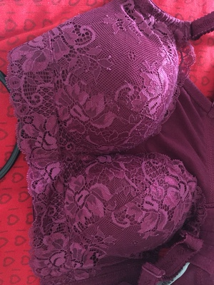 比起实体店确实价格上面来说真的是非常划算的，穿夏娃的衣服也有好几年了，这件衣服其他都没有什么问题就是蕾丝面料和其他的款式相比较的话明显的容易起球球，看上去没有那么平整