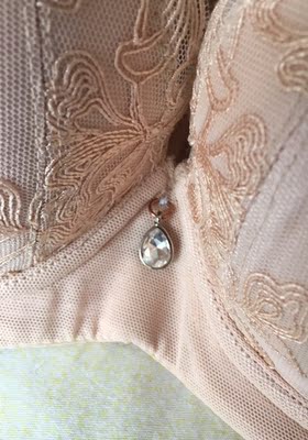 以前在专柜买过，质地做工都很好，就是中心的饰品不一样，第一张是专柜买的比较江精致，不过网购价格倒是经济了很多，好评吧