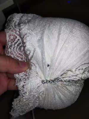 能告诉我这是为什么又是什么不？内衣带子有点黄，上面黑的又是什么？