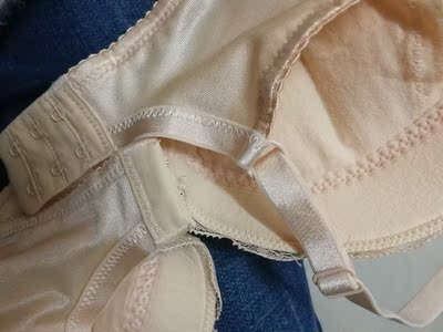 颜值不错，都是两排扣，肩带也比较细，但是不勒，只是个人觉得好厚，有垫子的那款把垫子拿掉后还是比较薄的，穿着也还好，emm&hellip;只是罩杯有点小，可能是因为海绵太厚了吧。本来想退的，但是因为已经洗了就不退了。