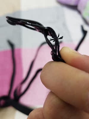 一直以来都想买这种能够夹长筒袜的东东，但是直到最近才知道它叫吊袜带！???因为体型一直微胖，体重130左右，身高一米六，不喜欢穿连裤袜，特别是春天，不穿丝袜感觉腿有点冷，穿了感觉裆部非常不舒服，在各种内衣品牌店找吊袜带买，找了很多年！感觉这种东东的用处很大，可以做的更好更精致一点！说实话，如果是夏天穿的裙子薄，是不适合穿戴你们家的宝贝的！做工一般，面料粗糙，不适合直接贴着皮肤的！而且腰部嘞得很紧，五金件很低档，不知道会不会生锈！