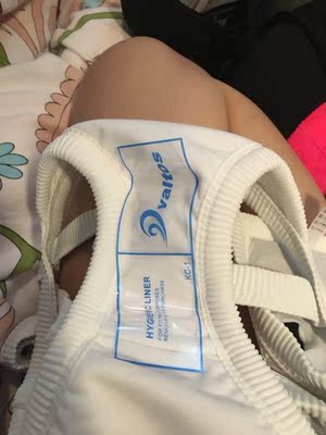 款式,质量没得说。但是为什么给我发一个别人试穿过的?从袋子里拿出来就有一根头发。内衣扣子上的透明胶带也是破损的,内裤上的透明标签一抖就飘落了……无语。没那么矫情……84泡一下洗一下就算了。希望卖家以后注意一下! 款式,质量没得说。但是为什么给我发一个别人试穿过的?从袋子里拿出来就有一根头发。内衣扣子上的透明胶带也是破损的,内裤上的透明标签一抖就飘落了……无语。没那么矫情……84泡一下洗一下就算了。希望卖家以后注意一下!