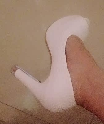 宝贝很满意，应该早就确定收货了，可一直太忙，没看淘宝，也想先穿几天看看，穿上这几天觉得鞋跟好看，高度又是自己喜欢的高度，而已也很便宜，我很喜欢