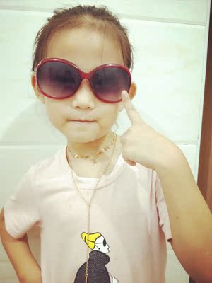 一拆开快递宝贝就说，哇，好漂亮，这是给我的吗？好吧！你这么喜欢就送你好了，我再去买一条我们娘俩带一样的，项链很漂亮，光泽度很好！很亮，看着很有fell很喜欢