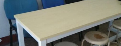 卖家很好，特意定制的尺寸，店家还给加了横梁，稳固性很好。桌面颜色也很漂亮，很满意的一次购物。