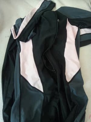 还可以，第二次买了，晾一晚上就能干了。比较贴身，弹性大。