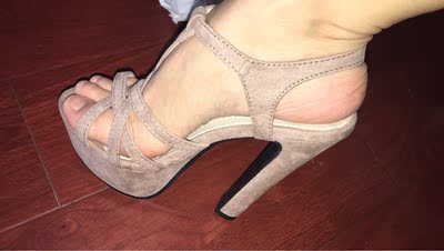 宝贝穿上有点紧 早知道买大一码的了 走着挺好 稳 脚也不会累到