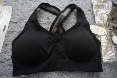 感觉有点厚实的样子，质量摸着很好，看着也很有型，比买的运动套装里的好多了。