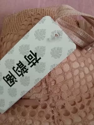 物流挺快的，客服态度也不错，宝贝质量也很好，是上薄下厚款，两排扣，蕾丝也很舒服不扎人，喜欢这个颜色。