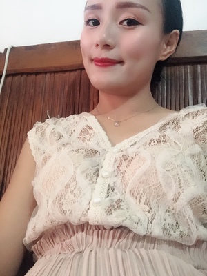 裤子有点长衣服还自带香味不错