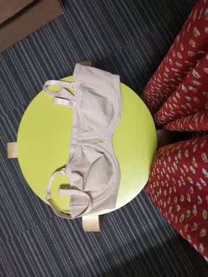 买了两件薄款  都很好穿  这款更加薄一点  上身感好像没什么区别  还是觉得黑色那款好看  这款实用一点吧