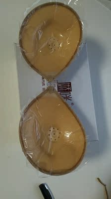 真的没选错,胸贴质感超棒,没什么气味,本以为内层有粘性穿了皮肤会不舒服，但这款我穿了没有任何不适的感觉，不会痒不会过敏的。是我喜欢的那种,穿戴一天撕下来时候还很黏，聚拢效果绝对OK,胸部一下就显得很有型。