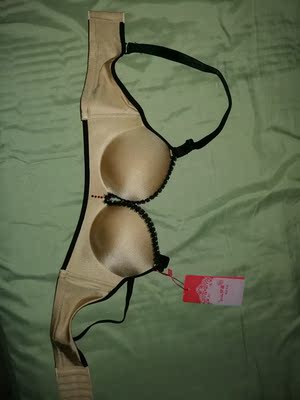 特别拢胸 很厚的那种 材料很好 柔软 喜欢 颜色也很好 穿着舒适