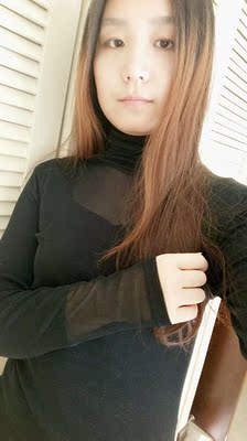 这款网纱打底很快就到了，迫不及待穿上试了试，很舒服的网纱，而且穿上有一点小性感，颜色也很百搭，不褪色，满意