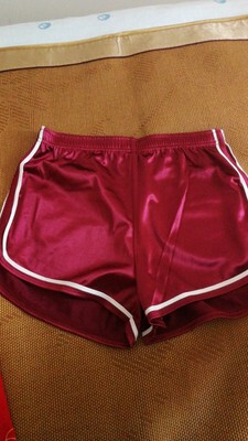 裤子款式很好看，颜色很百搭，宽松凉爽，这个质量非常的好，做工精细，面料柔软，手感舒服，穿着显腿长还显腿瘦，这个价格超值，物美价廉。 