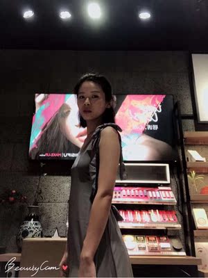 很喜欢，高级灰的质感，优雅细腻，皮肤白皙效果会更好