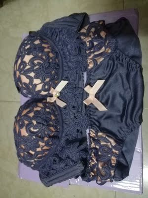 身材娇小,胸不大的妹子选A比较合适,这个有垫子,聚拢型,穿上真的大有不同。而且价格划算。 身材娇小,胸不大的妹子选A比较合适,这个有垫子,聚拢型,穿上真的大有不同。而且价格划算。