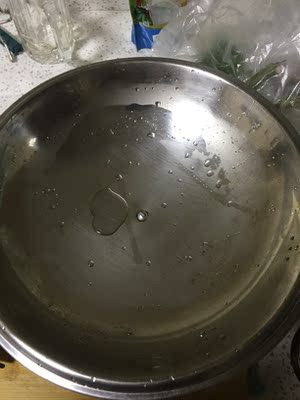 清洁膏真的好好用呀。盖着锅盖煮东西水煮干了锅盖变成这样了，买了清洁膏回来立马就用了。不锈钢的锅子在明火上煮就会变成这样。