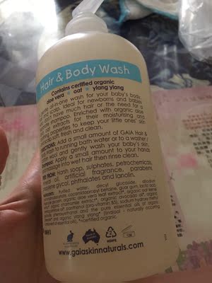 气味有点刺激我都不喜欢，还是goat那款好些，大人小孩一起用早点用完，不会再买这个牌子了，而且没有日期只有个批次，再也不会买这个牌子的了。