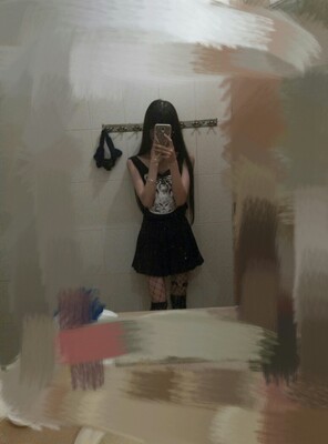 虽然便宜但是质量很好 杠杠的！搭裙子腿袜特别酷 emmmm没有全身镜 拍不到腿的部分🌚