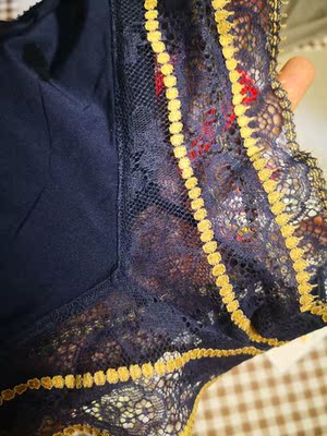 藏青色不错，第一次尝试丁字裤，先来条宽的，细的瘦妹子穿起来肯定特别美，我比较胖。只是担心一小块棉布覆盖不到前面，蕾丝会导致白带更多，我是这样的，不知道别人，穿穿看吧。